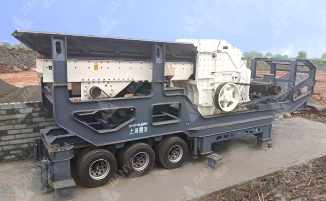 Construction waste mobile crushing plant 