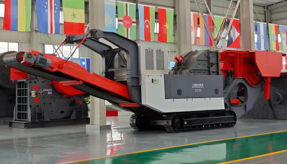 Crawler-type impact mobile crushing station